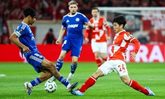 随着25岁日本球星飙世界波+比分2-0，美因茨完胜法甲劲旅，占先机