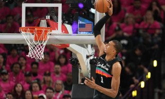 文班季后赛首秀太过完美 连超邓肯罗宾逊传承队史