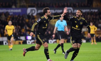 追平切尔西升英超第6！B费2射1传一战造2大神迹，曼联4-1复仇狼队