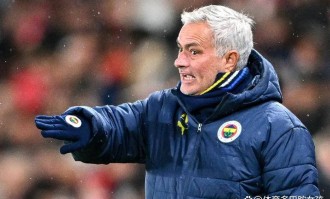 62岁穆帅现身巨龙球场，眼含热泪一直挥手，球迷：派头还是那么足