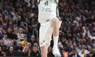 巴萨后卫库巴西染红引争议，裁判专家：判罚正确但不想罚下他