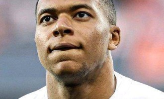 近7场仅1胜，2平4负！皇马球迷贴面怒骂球员：不知羞耻！姆巴佩用帽遮脸+逃离！