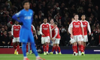 你也是枪迷？小蜜蜂前锋瓦塔拉自费观赛，见证阿森纳晋级欧冠八强